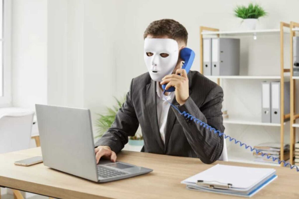 Numerosi utenti stanno ricevendo comunicazioni ingannevoli che li invitano a contattare un numero telefonico per ottenere presunte informazioni fiscali