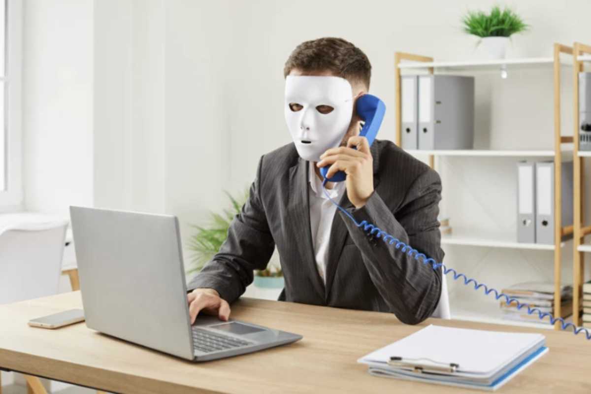 Numerosi utenti stanno ricevendo comunicazioni ingannevoli che li invitano a contattare un numero telefonico per ottenere presunte informazioni fiscali