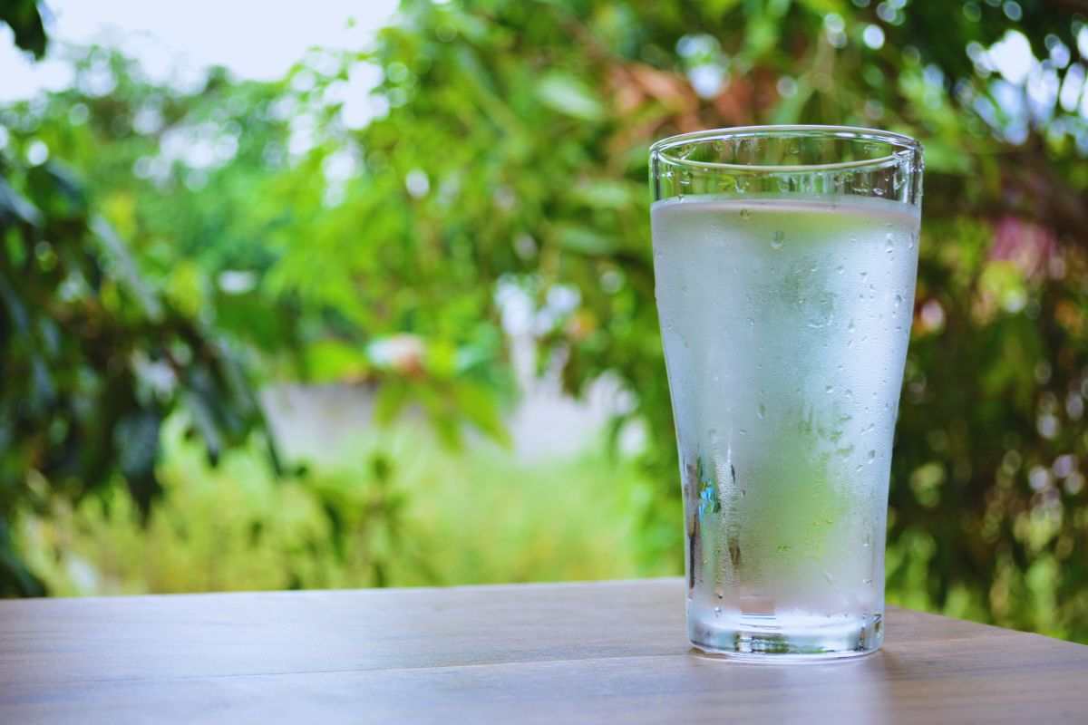 Che pericolo si corre se si beve acqua fredda in estate?
