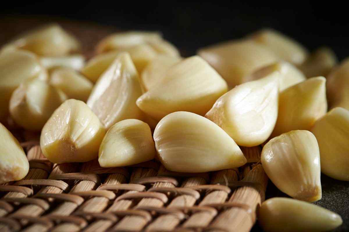 bucce d'aglio: ecco come usarle