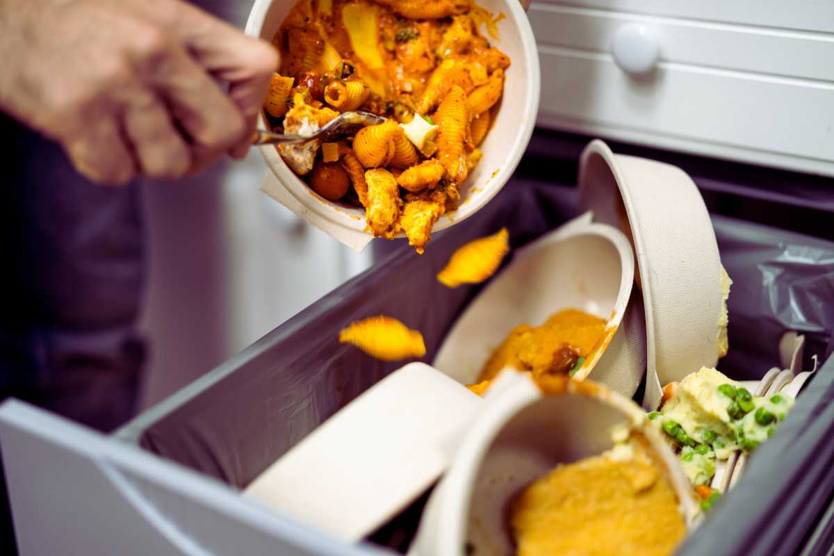 Anche se non sono ancora scaduti dovresti buttare via questi alimenti