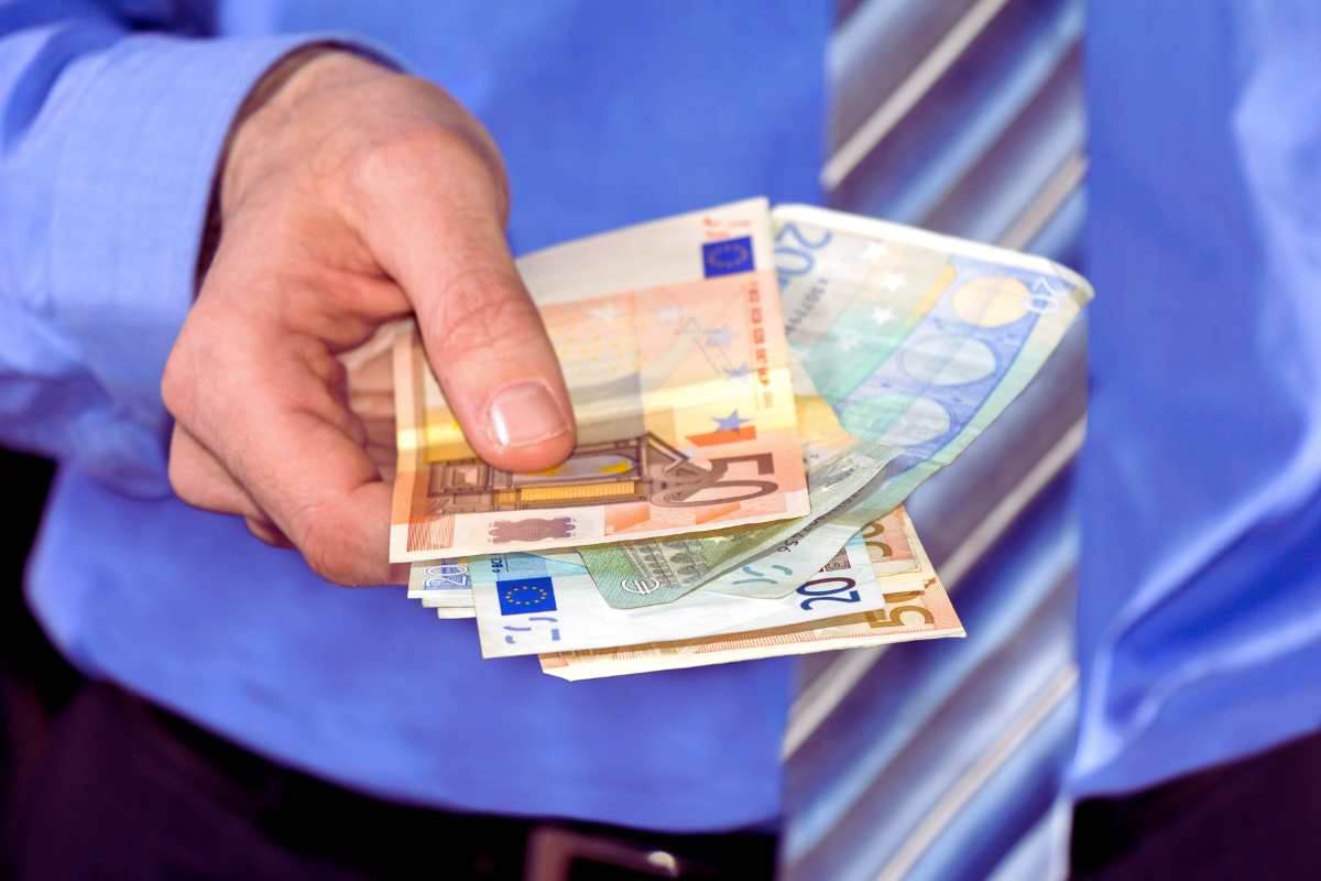 Perché è una buona idea avere sempre dei contanti in casa