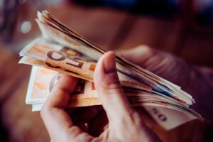 Perché è una buona idea avere sempre dei contanti in casa