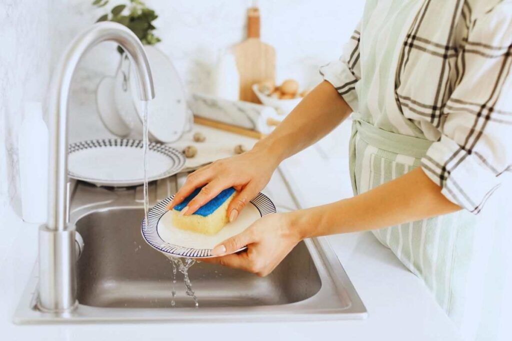 lavare i piatti con il detersivo per lavastoviglie