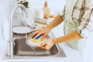 lavare i piatti con il detersivo per lavastoviglie