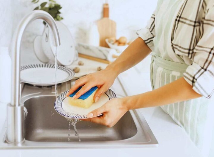 lavare i piatti con il detersivo per lavastoviglie