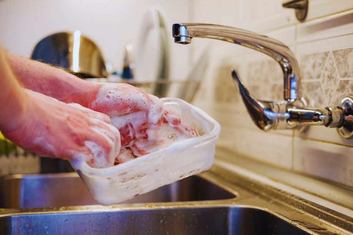 Lavare i piatti a mano in modo alternativo