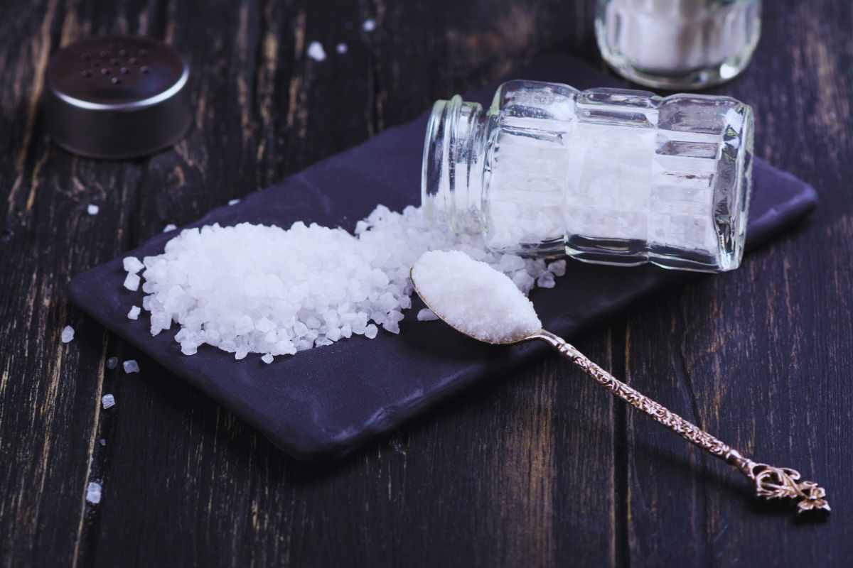Come sbiancare i vestii con il sale grosso