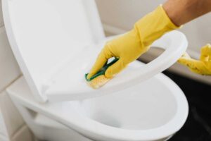 fondo del wc sporco: ecco come pulirlo