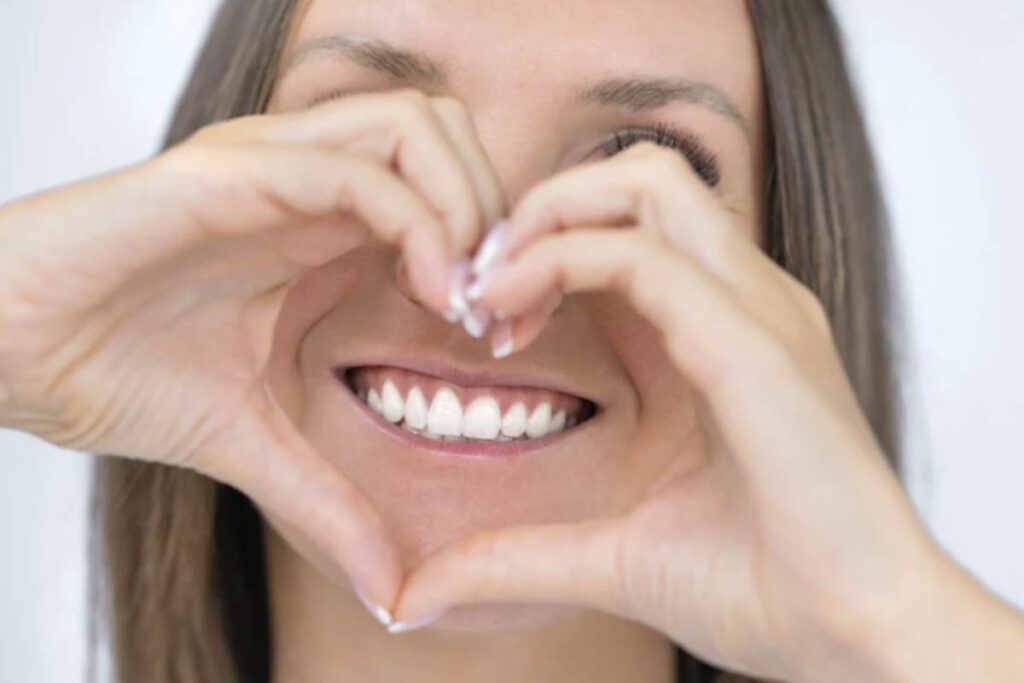 Secondo i ricercatori, questa sostanza non solo protegge, ma può anche rigenerare lo smalto dentale, offrendo una soluzione naturale