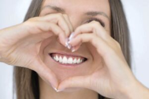 Secondo i ricercatori, questa sostanza non solo protegge, ma può anche rigenerare lo smalto dentale, offrendo una soluzione naturale