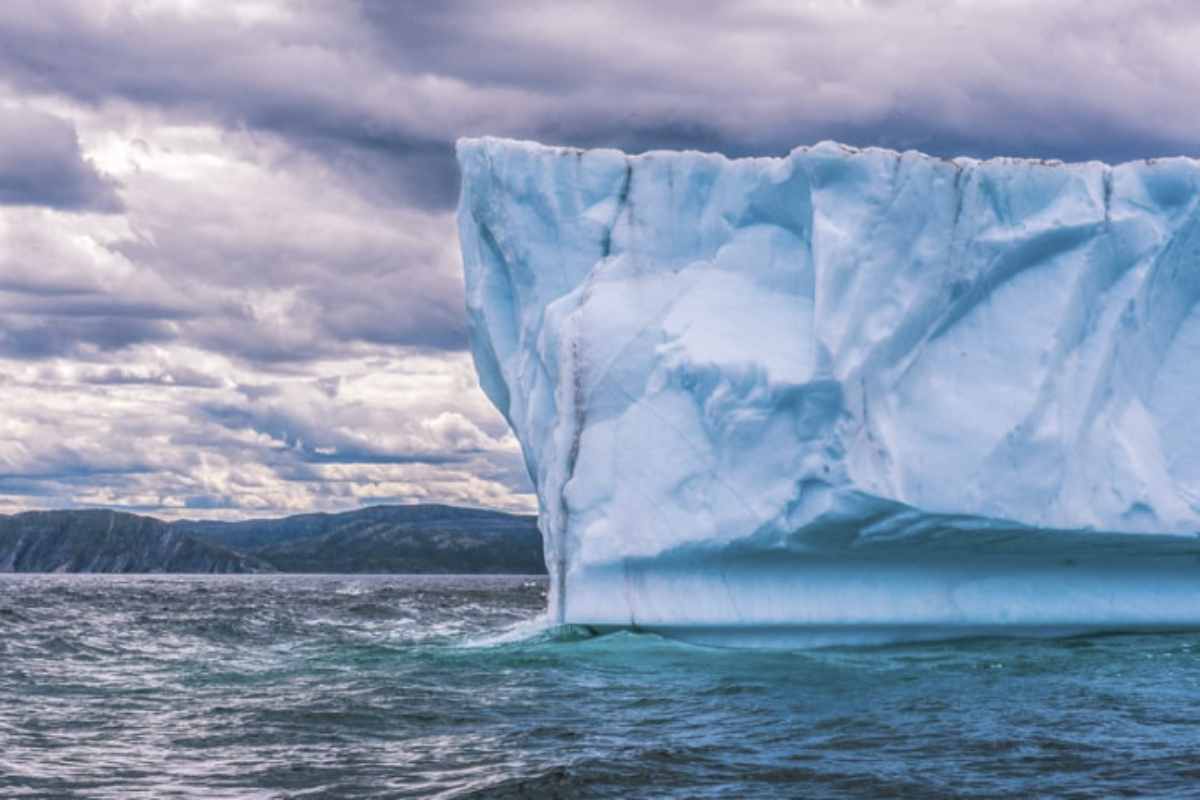 Il destino dell’iceberg A23a non è soltanto la cronaca della scomparsa di un colosso naturale, ma rappresenta un monito sulle trasformazioni
