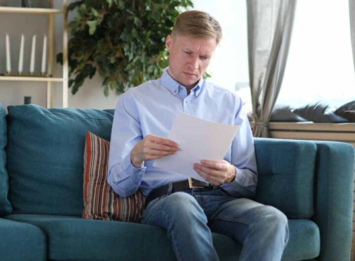 Uomo legge documento
