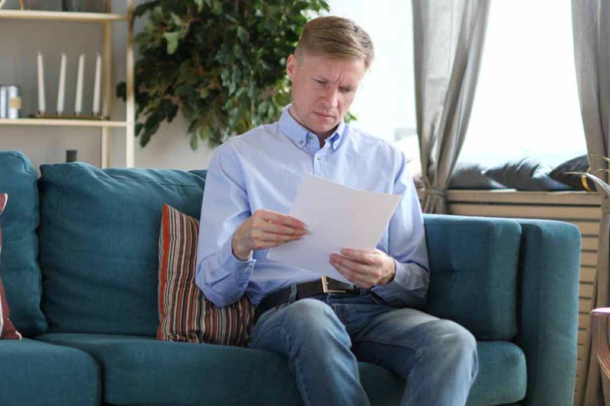 Uomo legge documento