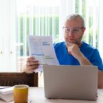 Uomo legge documento