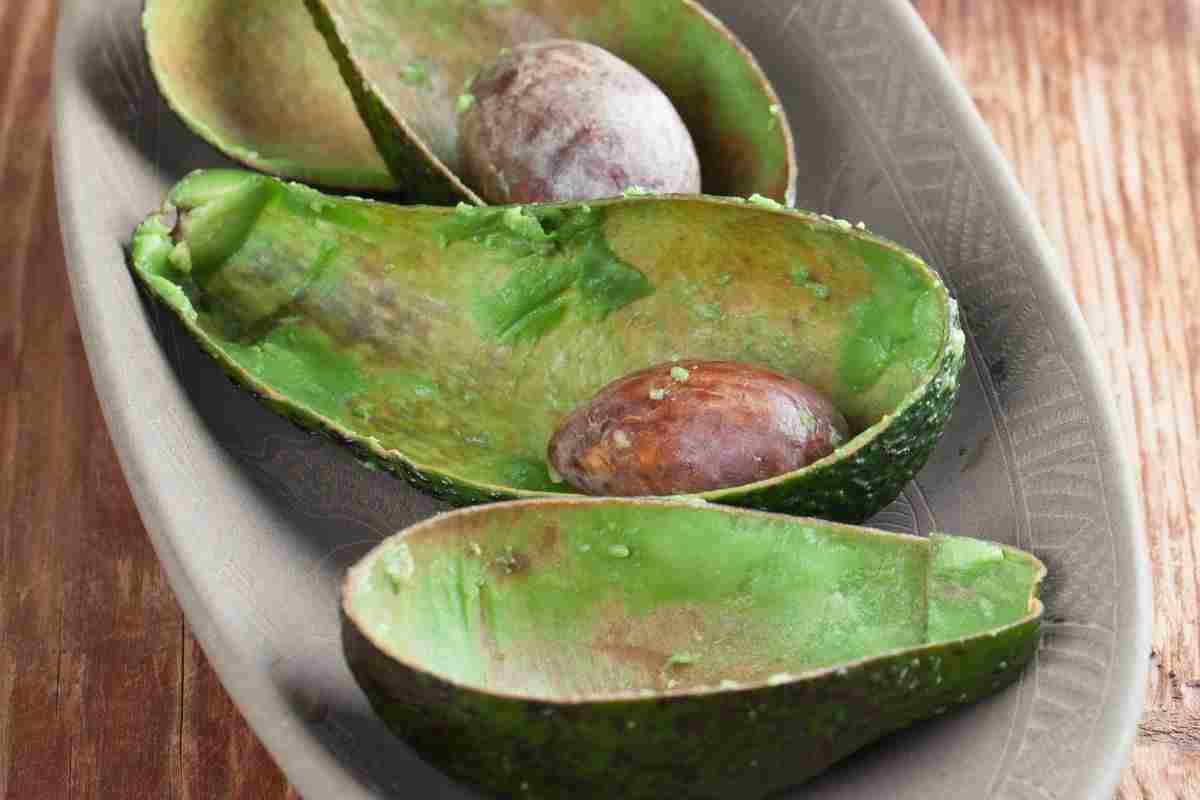 bucce avocado: 10 modi per riutilizzarle