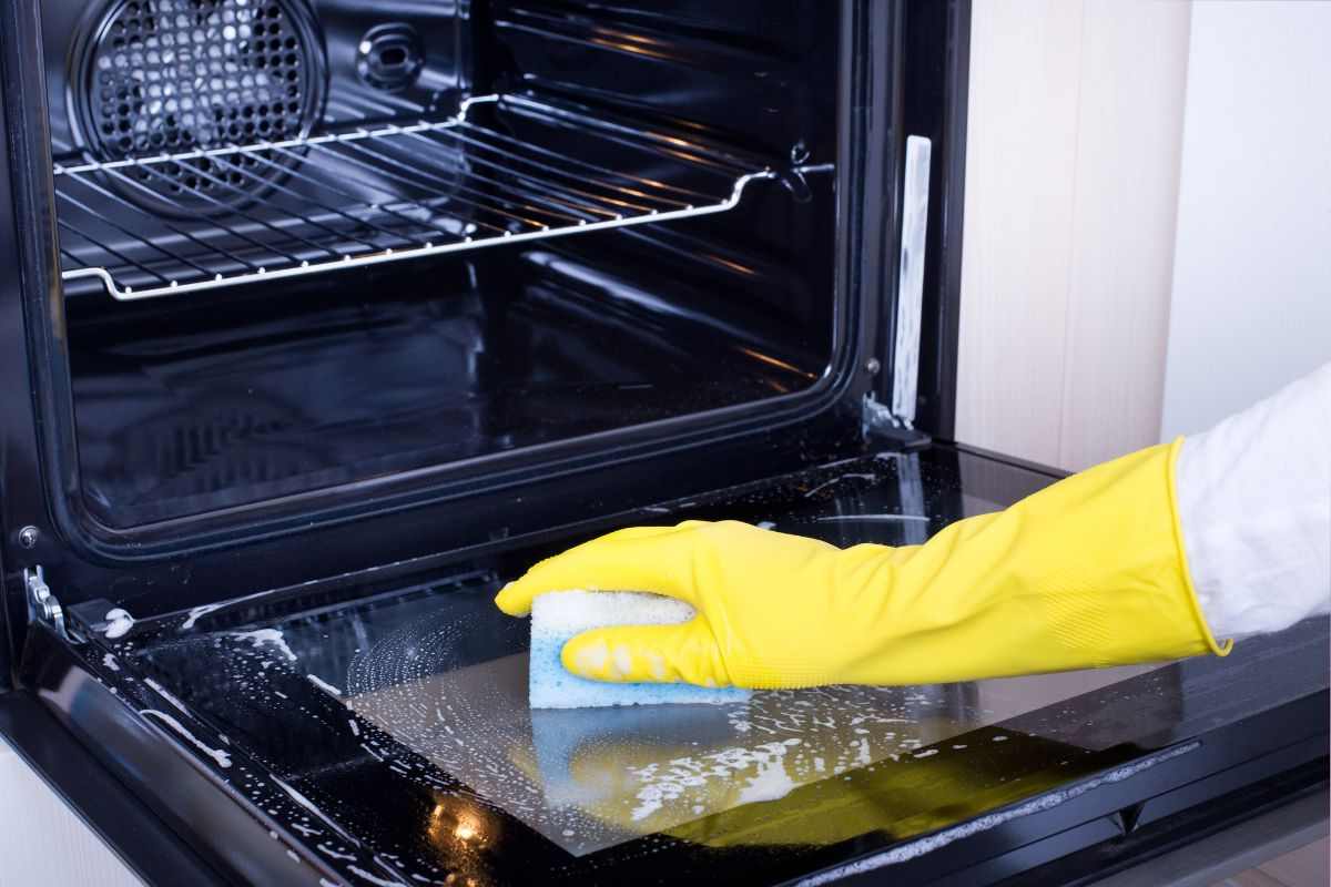 Il rimedio della nonna per pulire il forno