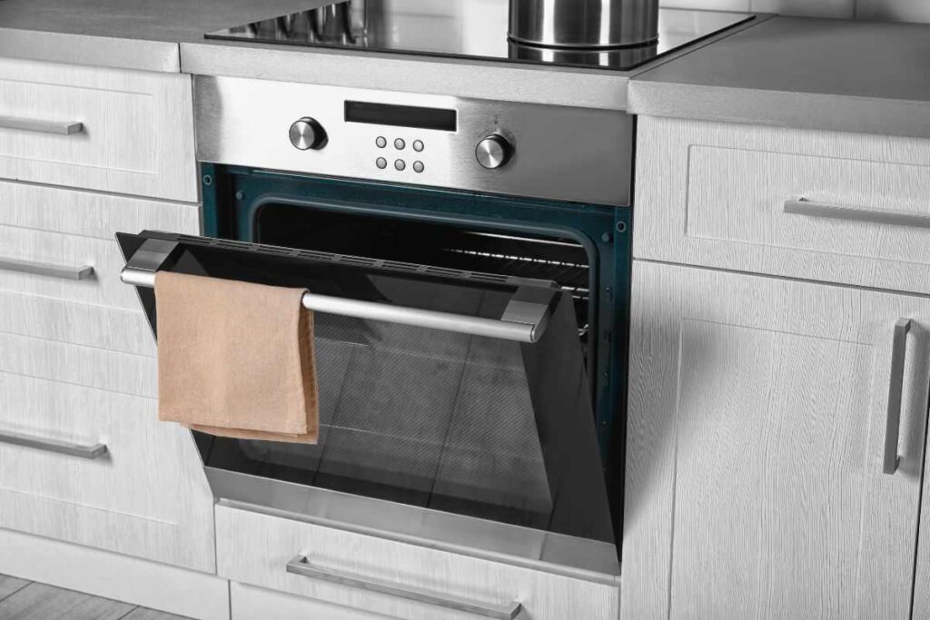 Il rimedio della nonna per pulire il forno