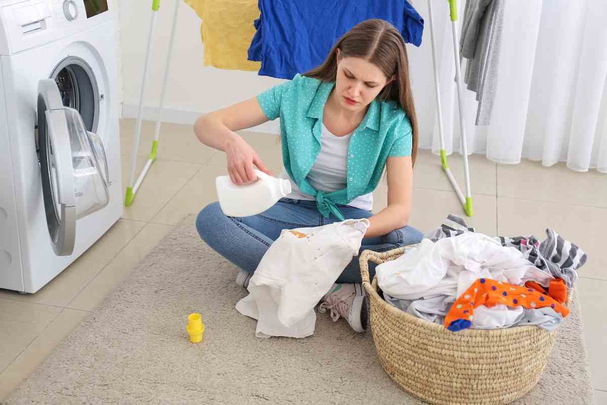 come rimuovere le macchie da candeggina