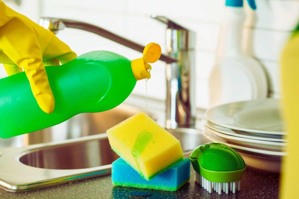 Le spugne per piatti vanno disinfettate così