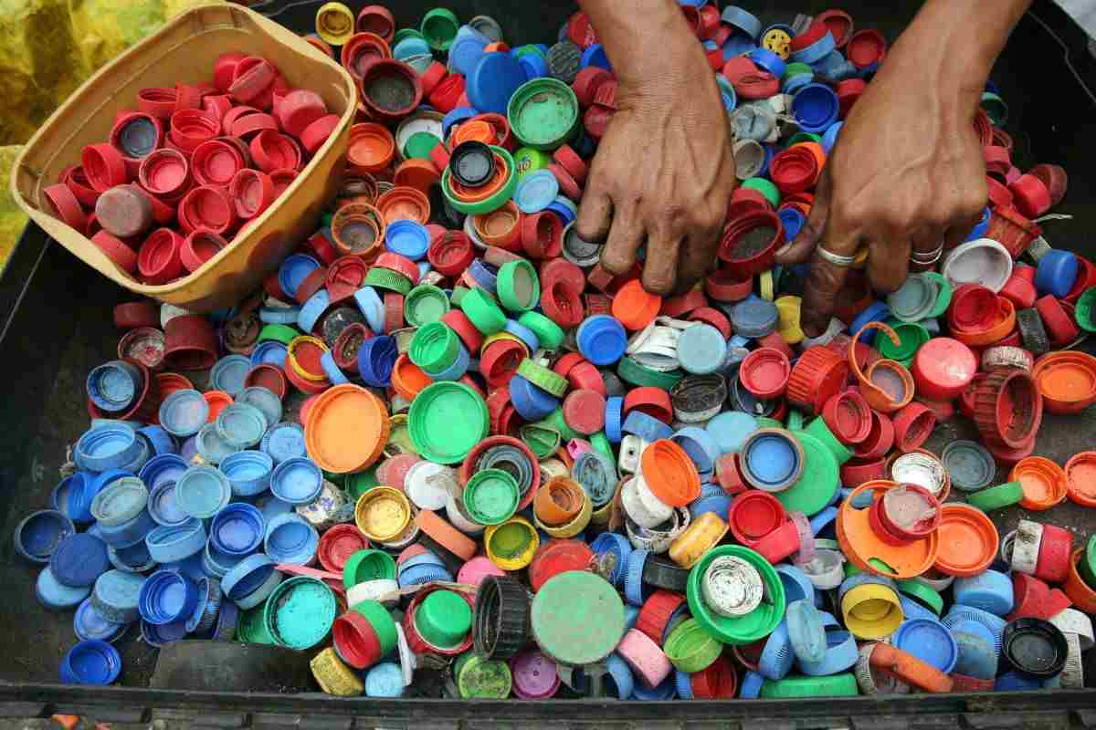 tappi di bottiglia inquinano l'acqua