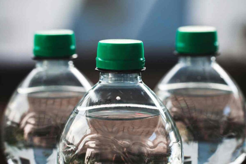 tappi di bottiglia inquinano l'acqua