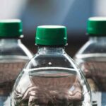 tappi di bottiglia inquinano l'acqua