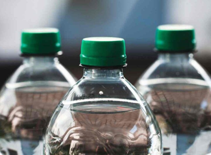 tappi di bottiglia inquinano l'acqua