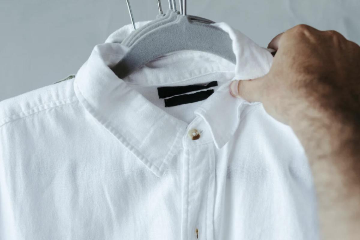 Con materiali come il cotone e il lino, il riutilizzo si trasforma in un’opportunità ecologica e stilistica, capace di restituire nuova vita