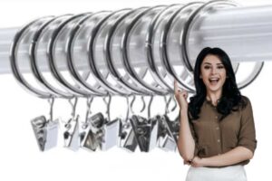 Questi piccoli accessori, inizialmente pensati per facilitare l’apertura e la chiusura delle tende senza anelli, oggi vengono impiegati