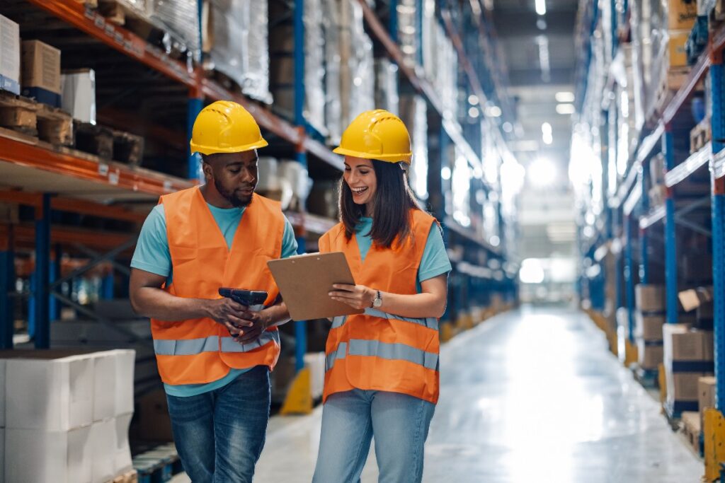 Addetti alla logistica all'interno di un magazzino