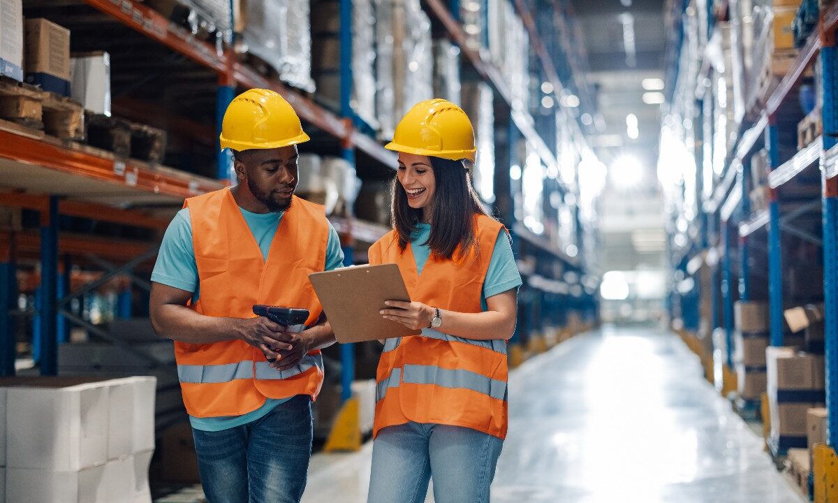 Addetti alla logistica all'interno di un magazzino