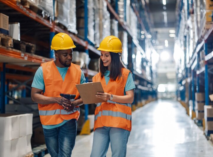 Addetti alla logistica all'interno di un magazzino