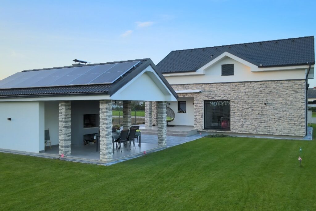 Casa con pannelli solari installati sul tetto.