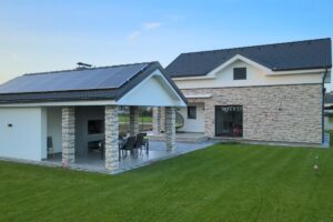 Casa con pannelli solari installati sul tetto.