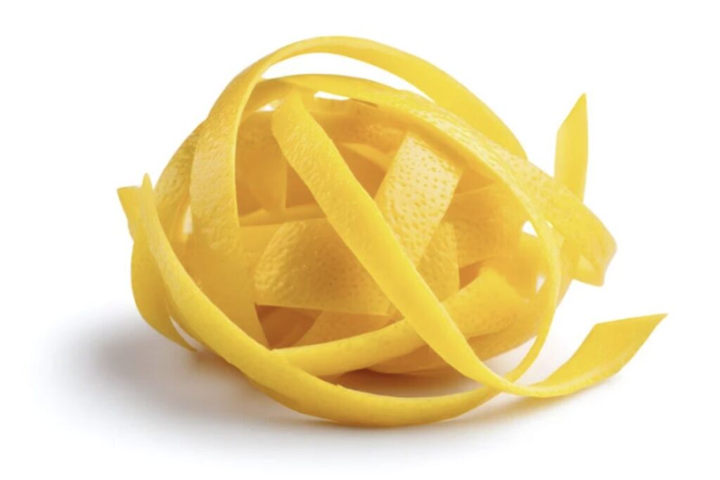 L’uso della scorza di limone spremuto può rivelarsi sorprendentemente versatile e prezioso, non solo in cucina ma anche nella cura