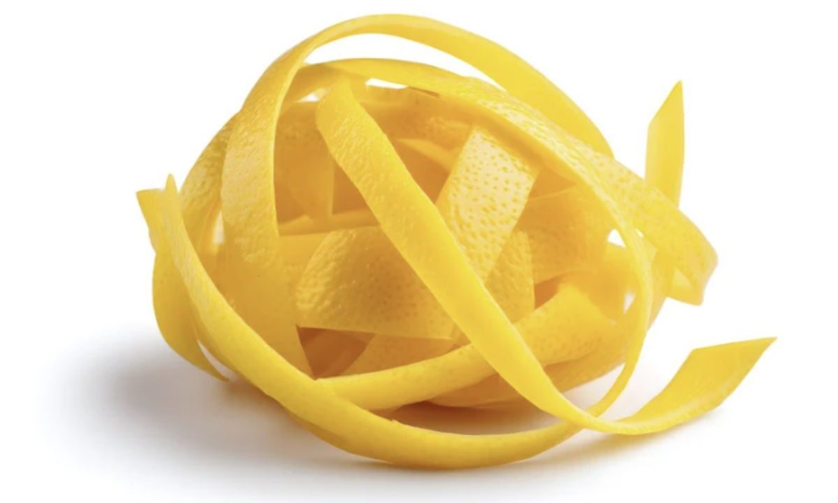 L’uso della scorza di limone spremuto può rivelarsi sorprendentemente versatile e prezioso, non solo in cucina ma anche nella cura