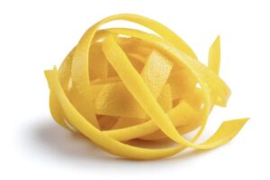 L’uso della scorza di limone spremuto può rivelarsi sorprendentemente versatile e prezioso, non solo in cucina ma anche nella cura