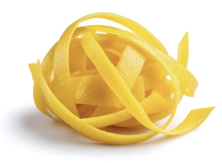 L’uso della scorza di limone spremuto può rivelarsi sorprendentemente versatile e prezioso, non solo in cucina ma anche nella cura