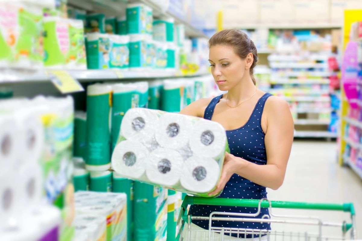 All'apertura del pacco di carta igienica lo shock.