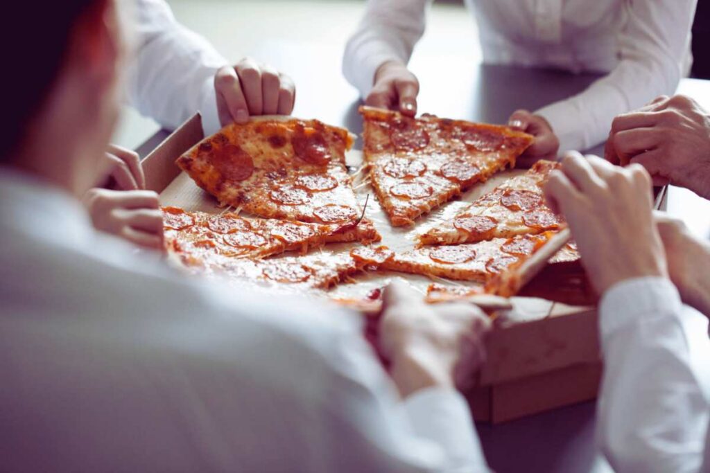 Il cartone della pizza non va buttato così: l’errore che molti ignorano