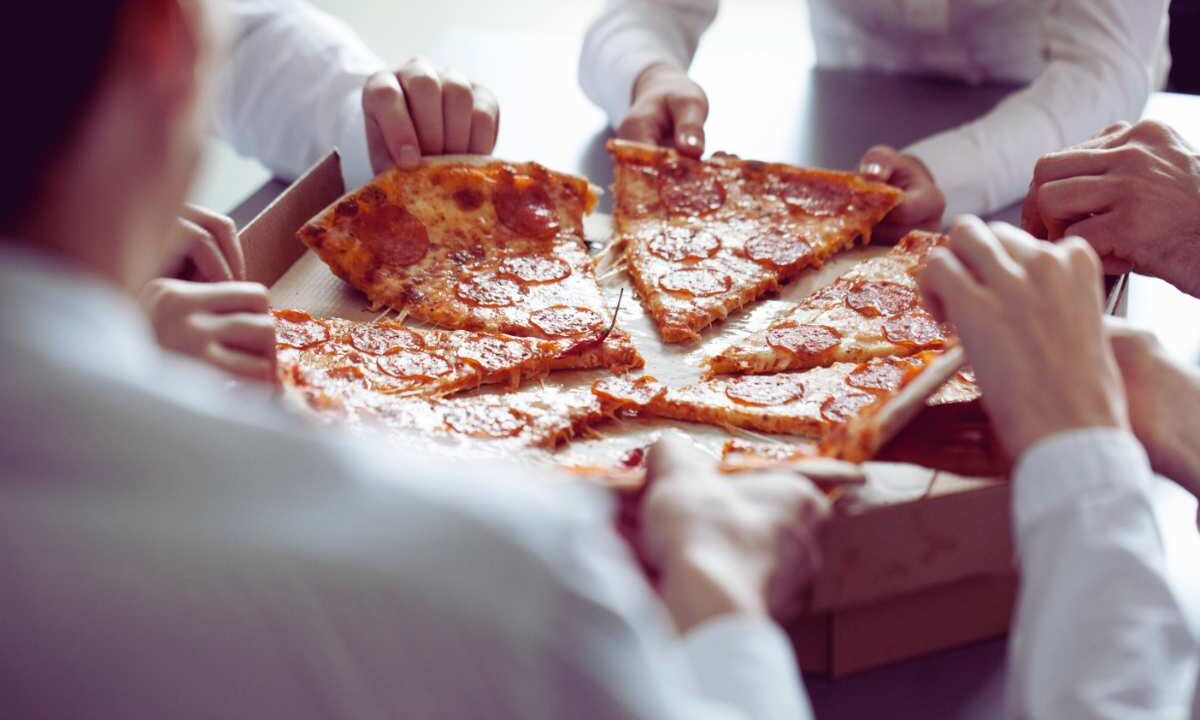 Il cartone della pizza non va buttato così: l’errore che molti ignorano