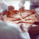 Il cartone della pizza non va buttato così: l’errore che molti ignorano