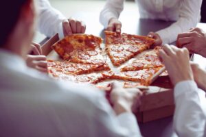 Il cartone della pizza non va buttato così: l’errore che molti ignorano