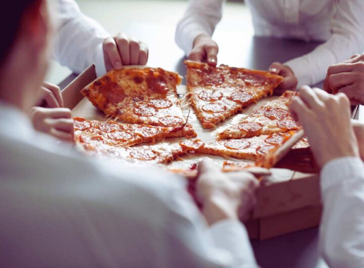 Il cartone della pizza non va buttato così: l’errore che molti ignorano