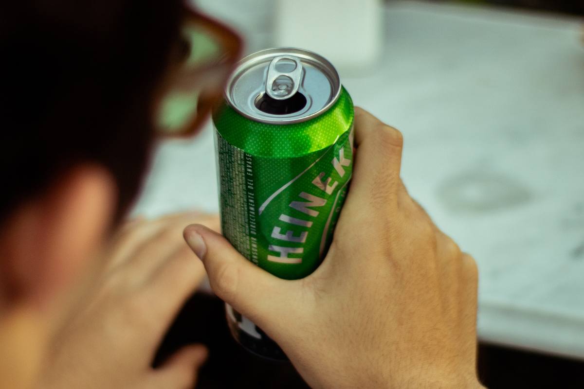 Non nel bidone che pensi: il posto giusto dove buttare le lattine in