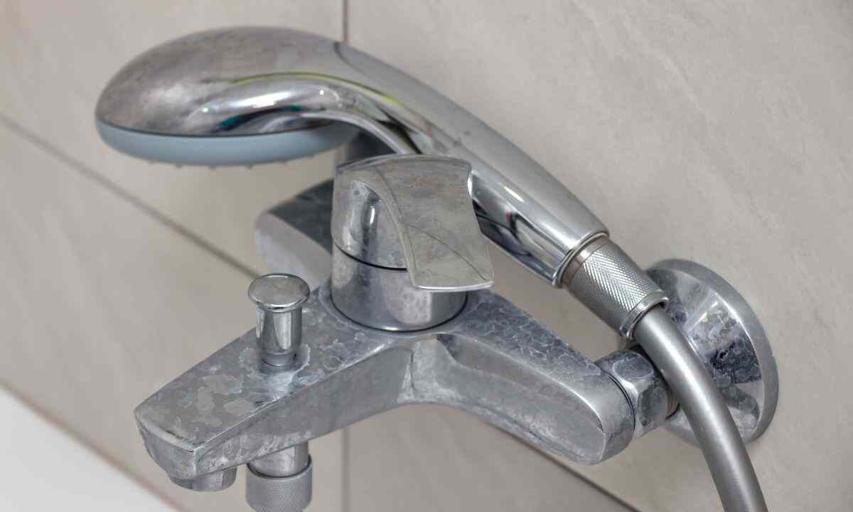 eliminare calcare dalla doccia con questo rimedio
