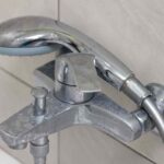 eliminare calcare dalla doccia con questo rimedio