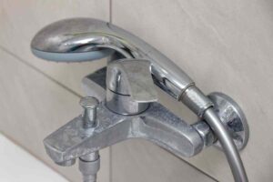 eliminare calcare dalla doccia con questo rimedio