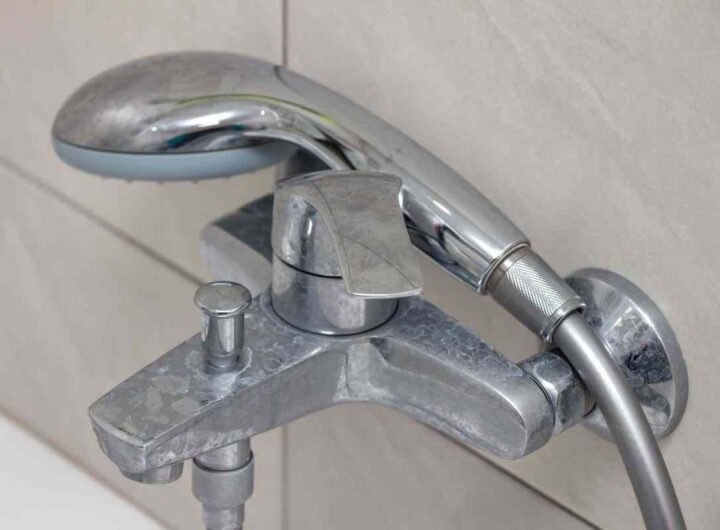 eliminare calcare dalla doccia con questo rimedio